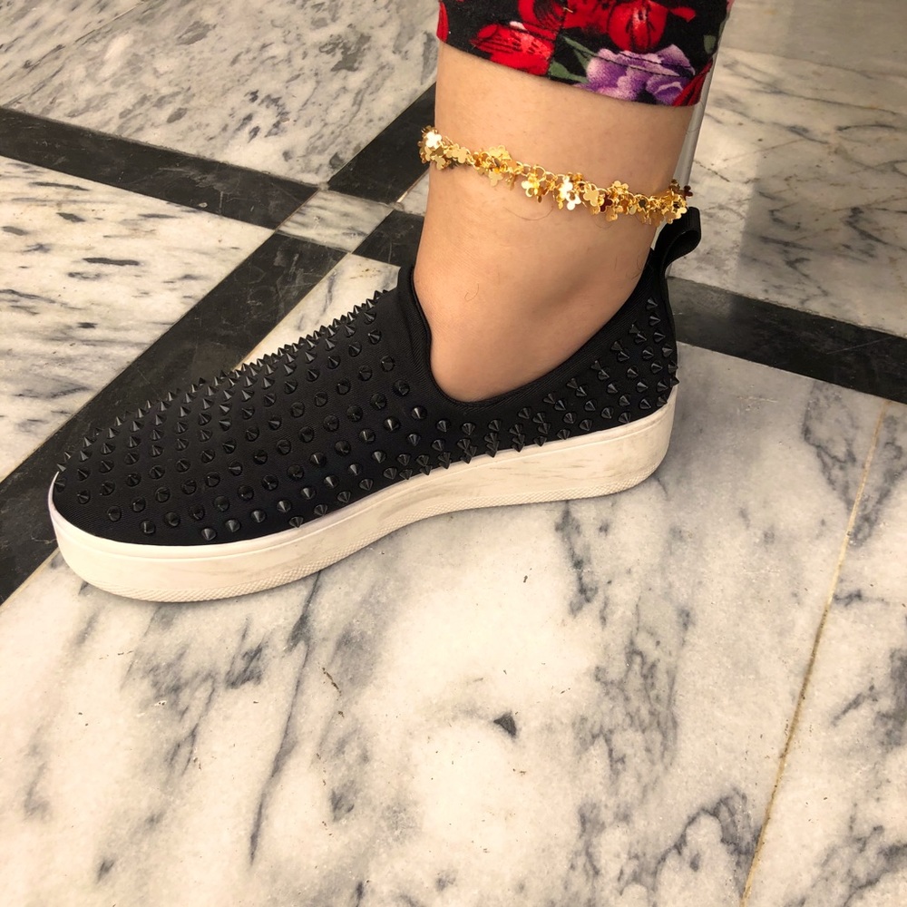 Golden anklet for women